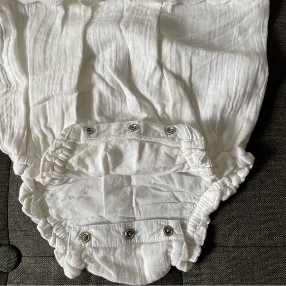 Baby Gap White Eyelet Ruffle Romper 12-18 months - Picture 6 of 9
